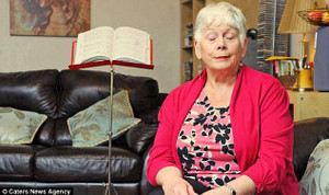 Người phụ nữ chỉ mở được mắt khi... hát