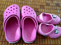 Nhiều chợ Hà Nội bán dép TQ nghi có độc