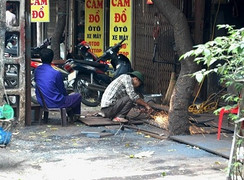 Video: Bát nháo dựng xưởng, 'phun lửa' giữa Thủ đô