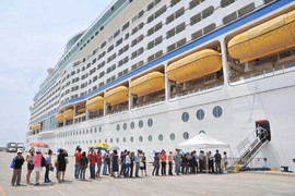 Du thuyền lớn nhất châu Á vừa cập cảng Việt Nam