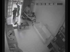 Táo tợn phá cửa trộm 2 xe tay ga giữa ban ngày