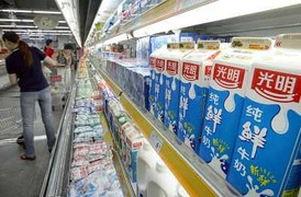 Sữa tươi Trung Quốc chứa vật thể lạ màu xanh