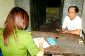 Nữ thiếu tá xinh đẹp 'hạ gục' vũ sư quay clip tống tiền