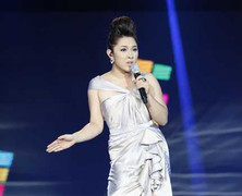 Bảo Trâm lắc hông chinh phục giám khảo Vietnam Idol