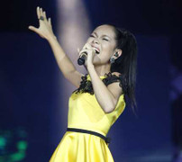 VIetnam Idol: Hoàng Quyên hát rock mừng sinh nhật