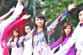 Nữ sinh diện áo dài nhảy flashmob tưng bừng bên Hồ Gươm