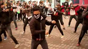 SV Ngoại thương đeo mặt nạ nhảy Flashmob mừng 'ma mới'