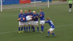 Những kiểu ăn mừng cực độc của đội bóng Iceland