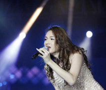 Màn trình diễn bốc lửa của Hương Giang chuyển giới