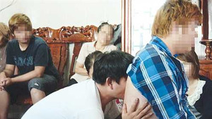 Chữa bệnh bằng nước lã, khói nhang và... bú