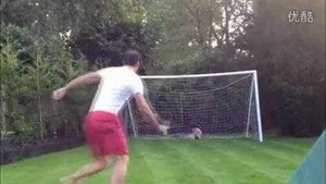 Pha sút bóng chính xác vào... mặt