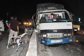 Đua tốc độ, xe tải ép nhau giành đường trên quốc lộ