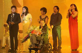 Nhạc sĩ Thanh Tùng: Ngồi xe lăn, mỉm cười hạnh phúc