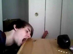 Lùa nhện sống chạy vào mồm, nhai ngấu nghiến