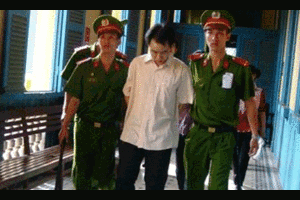 Cha mang án tử: Quặn lòng những câu hỏi trẻ thơ