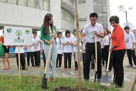 Teen Ams trồng cây cùng hotgirl Midu