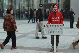 Mỹ nữ cầm biển tìm đại gia tặng iPhone 5