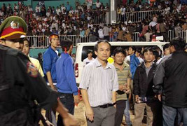 Bầu Đức lo sốt vó vì ‘vỡ’ sân Pleiku