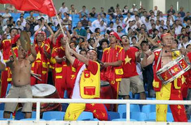 Bóng đá Việt và tấm vé nặng tính 'xin - cho'
