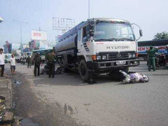 Xe bồn 'đại náo' vòng xoay cuốn hai xe máy vào gầm