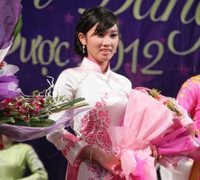 Vẻ đẹp dịu dàng của hoa khôi trường Dược