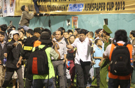 Từ chuyện bầu Đức bất lực nhìn sân Pleiku 'vỡ'