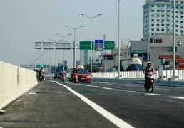 Video: Muôn kiểu vi phạm giao thông tại đường trên cao