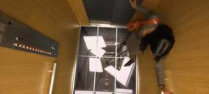 Video, ảnh: Hoảng hốt giây phút thang máy bị 'thủng'