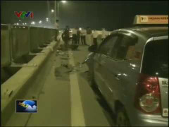 Liên tiếp 2 vụ tai nạn trên cầu cạn ngày đầu thông xe