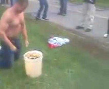 Cắm đầu vào xô nước thải để nhận 10 triệu đồng