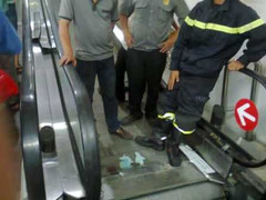 Phút hoảng loạn cứu bé trai kẹt thang cuốn siêu thị