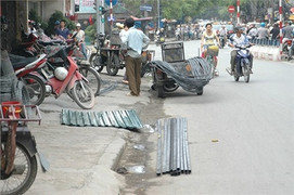 Đường 'không vỉa hè' xuyên Thủ đô: Do dân 'nhờn' luật?