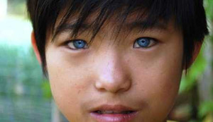 Lạ lùng cậu bé có đôi mắt xanh biếc ở Đà Lạt