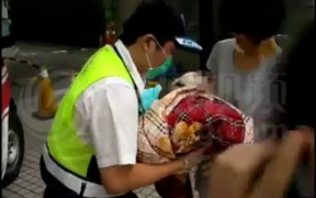 Nữ sinh đẻ rơi trong nhà vệ sinh trường