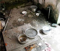 Cư dân xóm trọ bẩn thản nhiên với cuộc sống bốc mùi