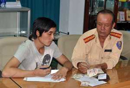 Cảnh sát giao thông trả lại ví tiền cho khổ chủ