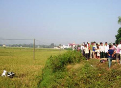 Thi thể 2 nam thanh niên dưới cánh đồng