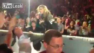 Modonna 'vồ ếch' trong khi biểu diễn