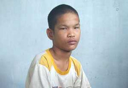 Cậu bé nghiện uống xăng bây giờ ra sao?