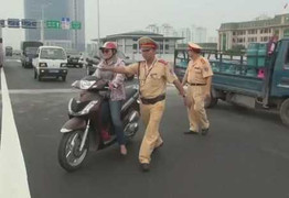 Hàng loạt xe vi phạm bị xử phạt trên cầu cạn vành đai 3