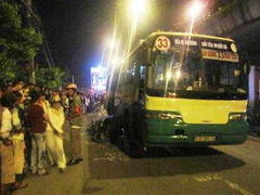 Người phụ nữ chết thảm dưới gầm xe buýt