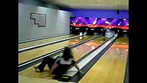Những tình huống 'khó đỡ' khi chơi bowling