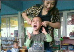 Bức xúc cô giáo xách tai bé mẫu giáo