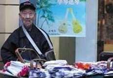 Cụ già 102 tuổi bán giày gây xúc động mạnh