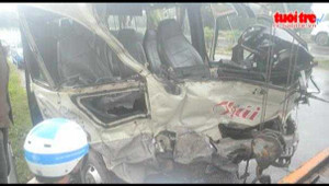 Xe khách đâm xe container, 9 người thương vong