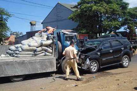 Xe biển đỏ đấu đầu xe tải, một người trọng thương