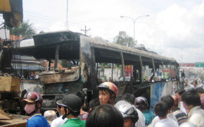 Xe khách bốc cháy dữ dội trên đường