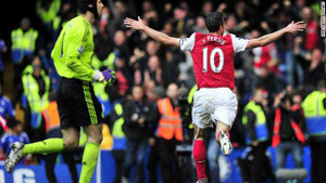 Van Persie từng 'đánh sập' Stamford Bridge thế nào?