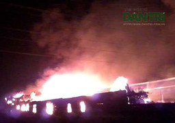 'Bà hoả' thiêu rụi xưởng gỗ lớn trong đêm