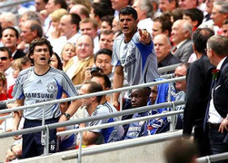 Ân oán Chelsea-MU: Bạn rượu Ferguson tới cú đâm chí tử